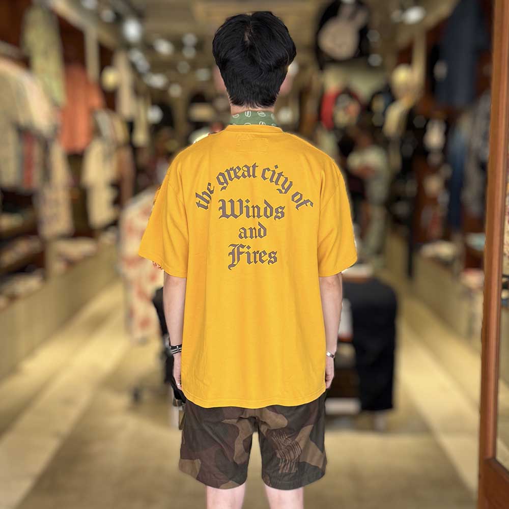 UNIVERSAL OVERALL - CHEMICAL WASH - PRINT T-SHIRT - OLD ENGLISH LOGO - U2523211