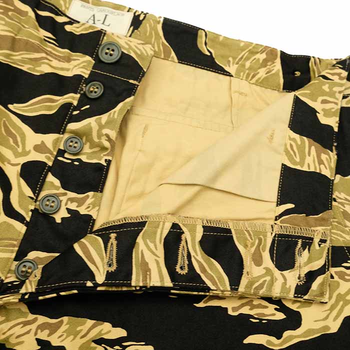 BUZZ RICKSON'S - GOLD TIGER PATTERNS SHORTS - BR51904